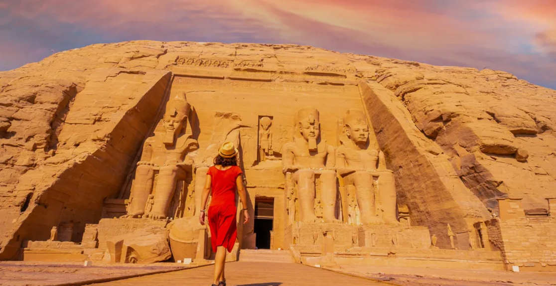 una ragazza al tempio di abu simbel, clima  in egitto a dicembre