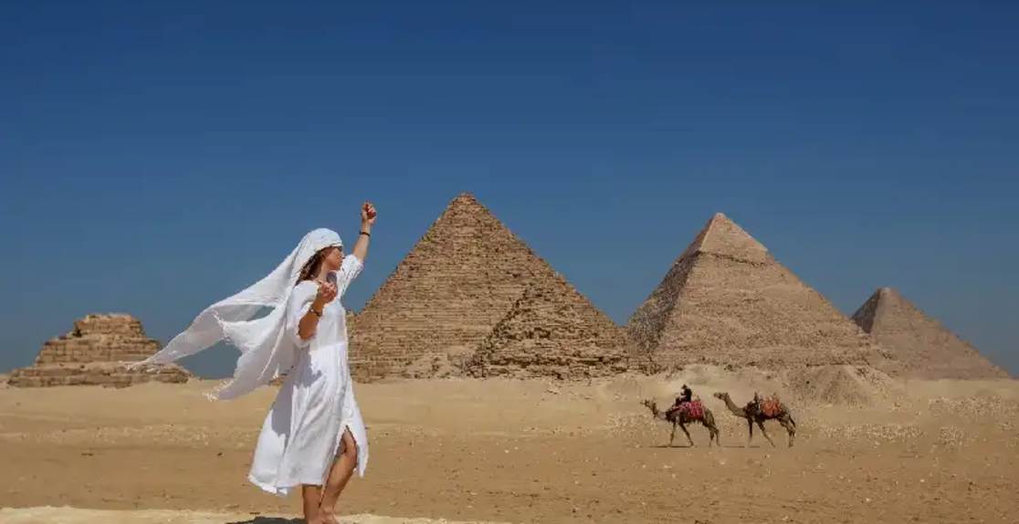 Egitto gennaio temperature, una donna davanti alle piramidi di Giza