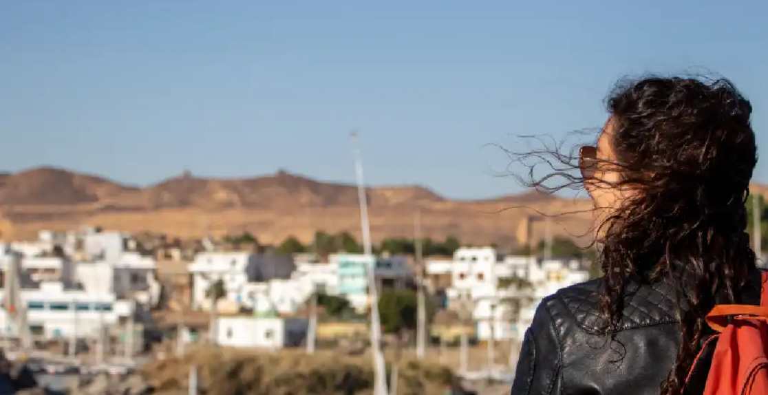 Crociera Sul Nilo Consigli, una donna a bordo della crociera e tieni una borsa rossa