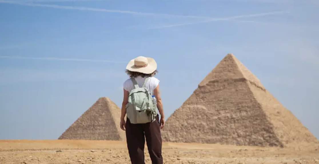 Come Sono State Costruite Le Piramidi, una donna davanti alle piramidi