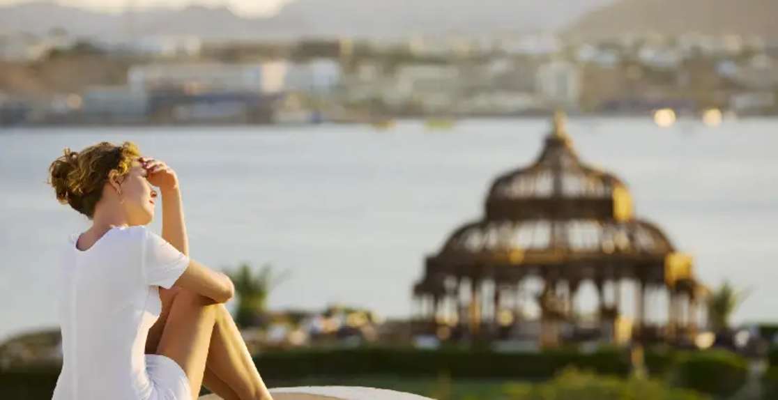 una ragazza davanti al mare, meglio sharm o marsa alam