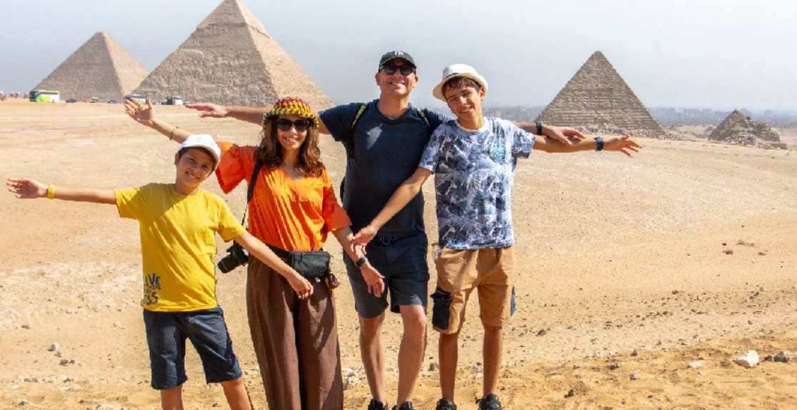 turisti davanti alle piramidi di giza, cosa vedere in egitto in 5 giorni