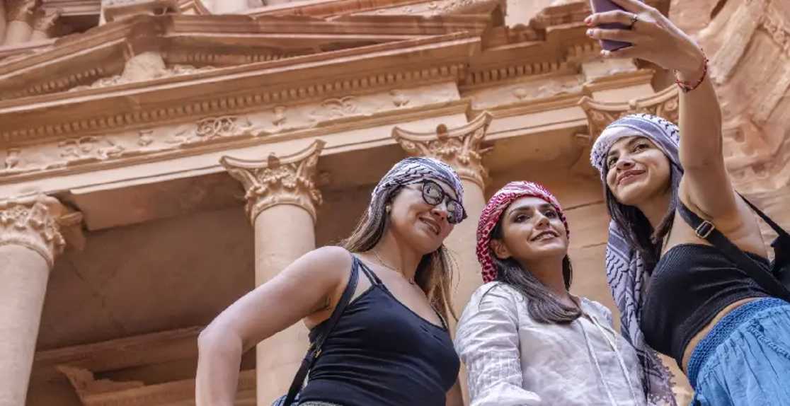 tre ragazze a petra, sicurezza in giordania