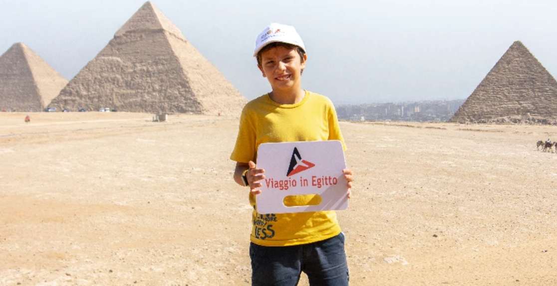 un ragazzo visita le piramidi di giza, cosa fare a il cairo