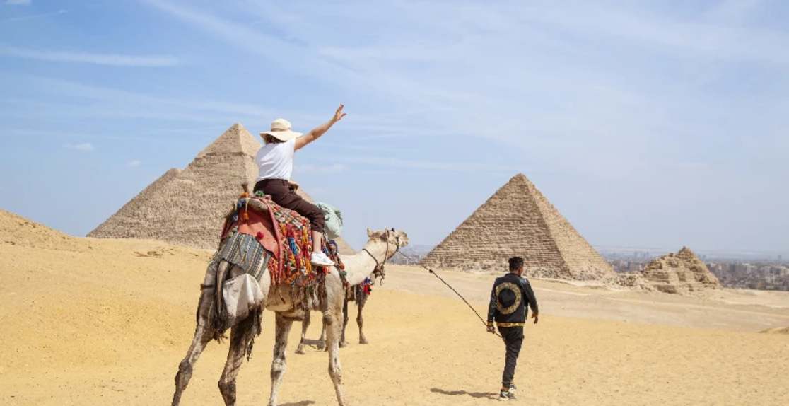 Il cairo cosa vedere, un gruppo di turisti alle piramidi