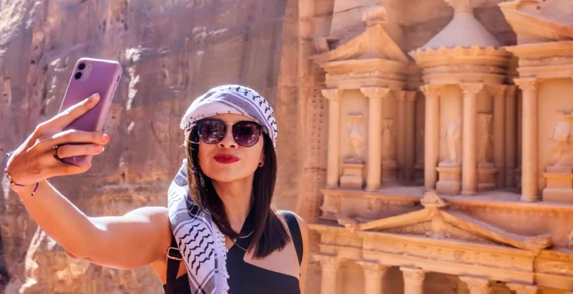 turista scatta un selfie davanti ai paesaggi della giordania, quanto costa un viaggio in giordania