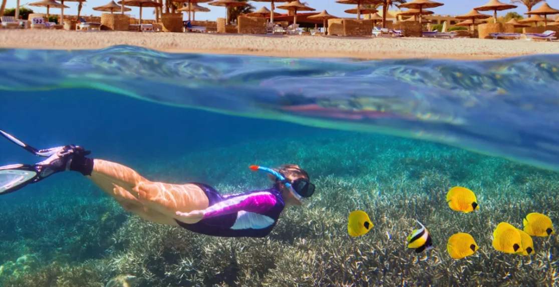 una donna che fa lo snorkeling , hurghada