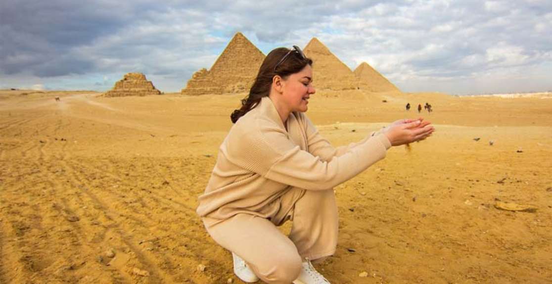 dove si trova l'egitto, una donna davanti le piramidi