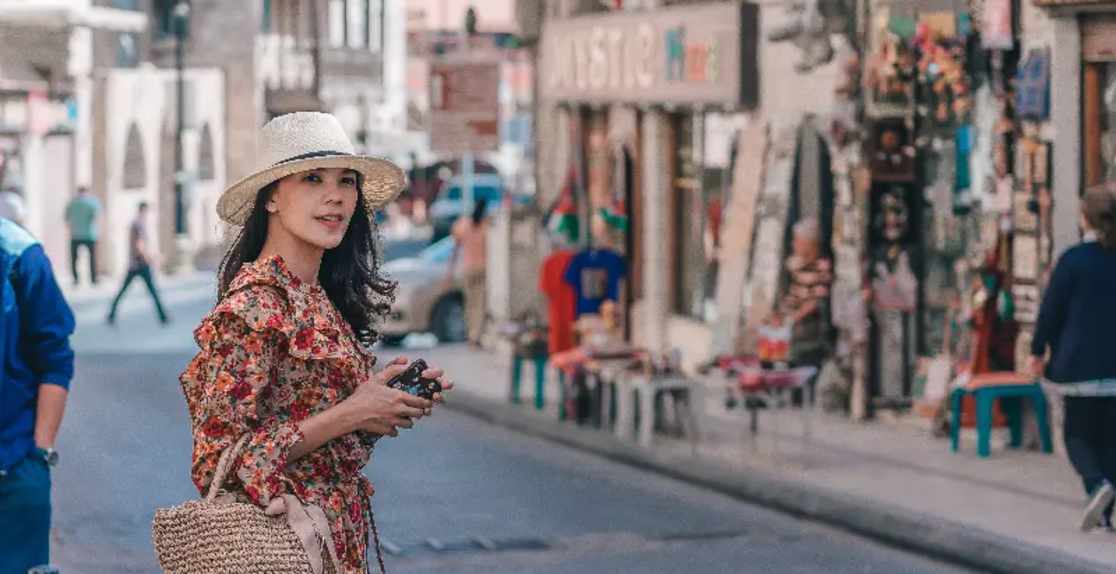 una turista nelle strade di madaba, madaba giordania