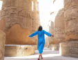 Clima in Egitto, una donna al karnak