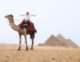 piramidi di giza altezza, una donna a dorso di un cammello