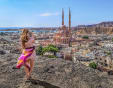 una donna sulla spiaggia a sharm, cose da sapere prima di andare a sharm