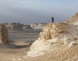 un uomo al deserto bianco, deserti egiziani