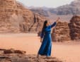 donna in blu nel deserto del wadi rum, cosa si mangia in giordania