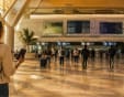 viaggiatrice in aeroporto pronta per partire in giordania, Visto per la Giordania