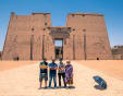 quattro turesti al tempio di Edfu
