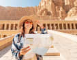 una ragazza a luxor con la cartina dell'egitto