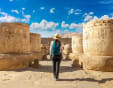 una ragazza al tempio di madinet habu