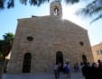 un gruppo di turistidavanti la chiesa di san giorgio madaba, chiesa di san giorgio madaba