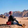 tour giordania 6 giorni, una ragazza al deserto