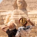 una coppia davanti le piramidi, pasqua al cairo