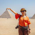 una donna alle piramidi di giza, itinerario egitto 8 giorni