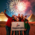 Amici festeggiano il Natale alle Piramidi, capodanno al cairo