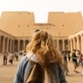 Ragazza nel Tempio di Edfu, cairo e dahabeya sul nilo