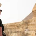 una donna davanti alle piramidi, hurghada piramidi