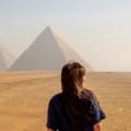 una donna davanti alle piramidi, viaggio in egitto organizzato