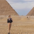 una donna davanti alle piramidi, viaggio organizzato egitto lusso