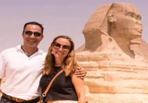 Escursione Piramidi Giza dall’aeroporto, una coppia davanti alle piramidi