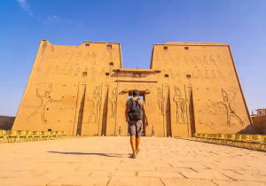 Escursione 2 giorni a Luxor con l’aereo, un uomo davanti al tempio