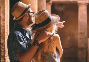 Un uomo e una ragazza si godono durante l'escursione al villaggio faraonico
