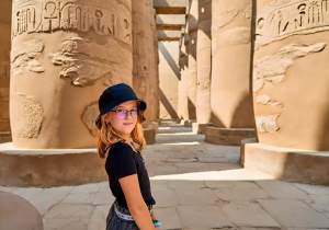 Escursioni Assuan, una ragazza a tempio di Assuan