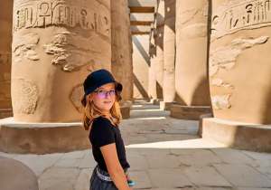 Escursione Luxor da Hurghada, una ragazza a Luxor