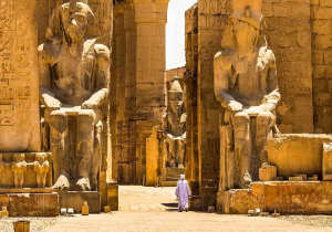 Escursione Luxor da Marsa Alam, un Uomo egiziano al tempio di Luxor