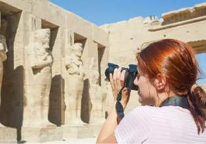 Escursione Luxor da Marsa Alam, una donna a luxor