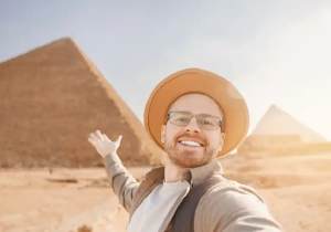 Escursioni da Sharm a il Cairo in aereo, un uomo davanti alle piramidi