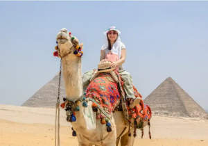 Tour il Cairo in 2 giorni da Sharm, una donna alle piramidi