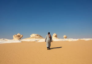 una coppia nel deserto, egitto deserto del sahara