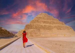 Tour Piramidi Giza, una donna davanti alla grande piramide di Giza
