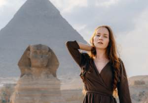 Tour Necropoli di Giza, una donna davanti alle 3 piramidi di Giza