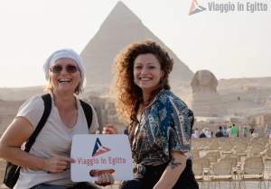 due ragazze visitano le piramidi di giza, viaggio egitto classico