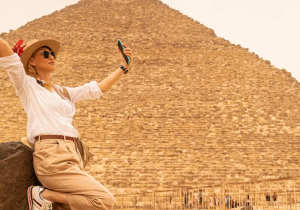 una donna davanti le piramidi, tour cairo e luxor