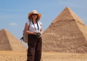 una donna davanti le piramidi, tour cairo