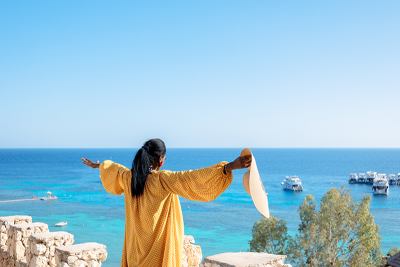 Spiagge In Egitto, una donna davanti al mare
