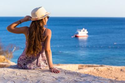 Cose da fare a Sharm el Sheikh, una ragazza si siede davanti al mare