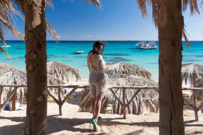 hurghada cosa vedere, una ragazza all'isola di giftun