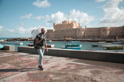 un giovane davanti alla cittadella di Qaitbay, Alessandria Egitto cosa visitare